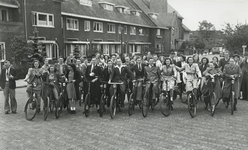 881138 Groepsportret met de deelnemers aan een weekend-fietstocht georganiseerd door de Tuindorpkerk (H.F. van Riellaan ...